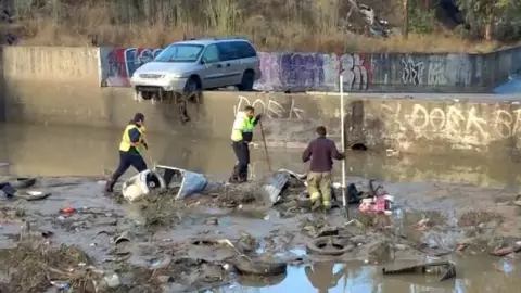 Reportan personas desaparecidas en auto arrastrado en Cañón del Pato