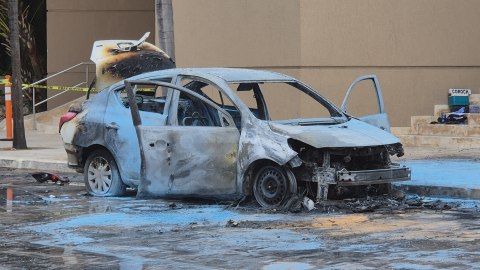 FOTOS: Taxi se incendia afuera de conocido hotel en Mérida