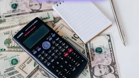 Dólar abre la semana con ligera ganancia.