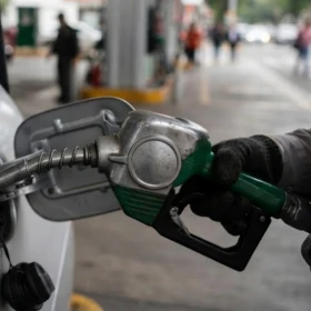 Cargar gasolina en México es caro.