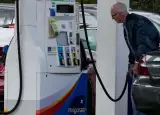 Un cliente carga gasolina en Racine, Wisconsin.