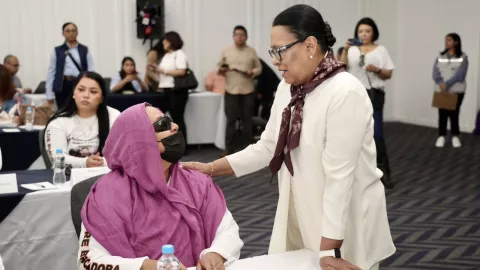 Rosa Icela ofrece diálogo mientras madres buscadoras denuncian persecución política