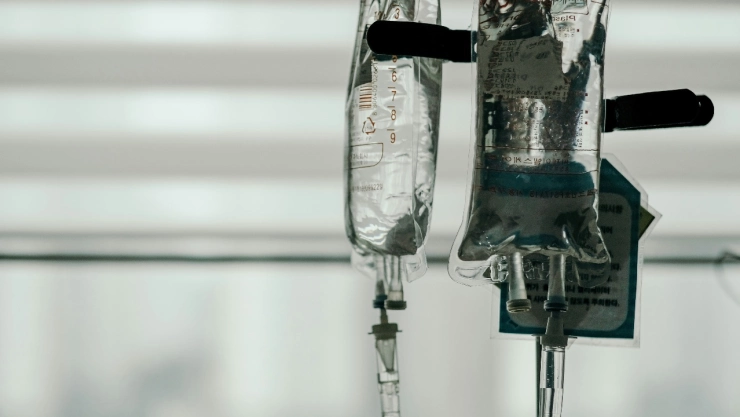 Bolsa de líquido intravenoso.