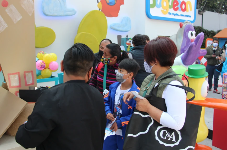 Pocoyo y sus amigos en el gran contenedor del #JuguetónAzteca