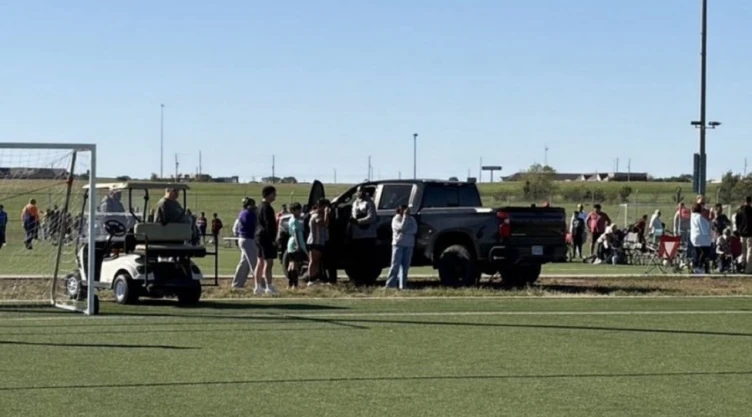 Camioneta atropella a niños en cancha de Estados Unidos
