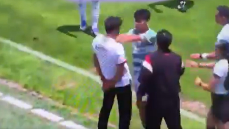 Jugador agrede al técnico Luis Michel y desata pelea campal.