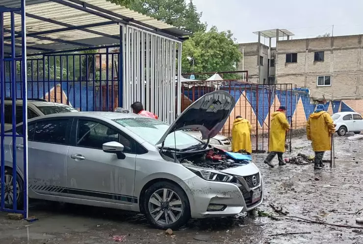 Continúan labores de limpieza por la presa los Cuartos en Naucalpan, Edomex.