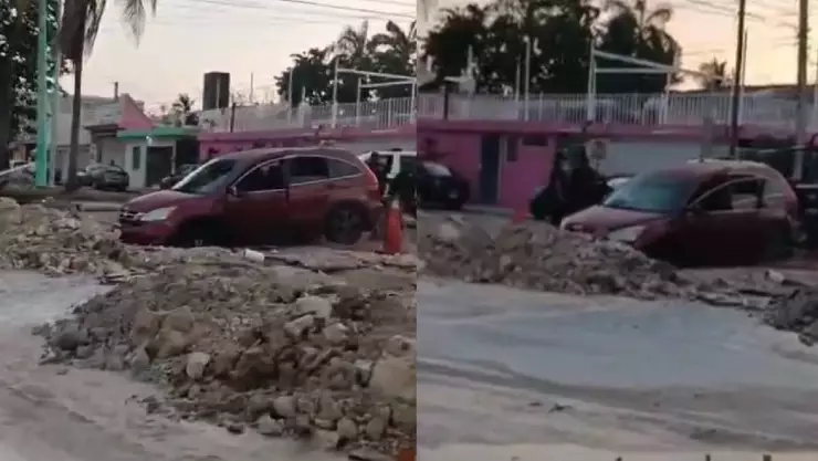 Vehículo terminó en una zanja en la calle Carmen Ochoa de Merino en Chetumal HOY 24 de mayo de 2025.jpg