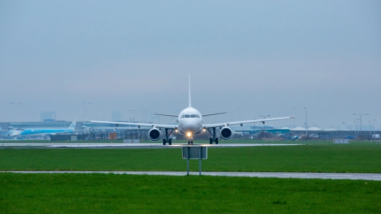 Avi&oacute;n despega en aeropuerto