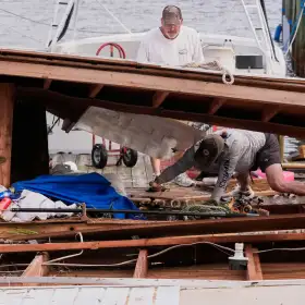Vivienda derrumbada tras el paso del huracán Isaías en Destin, Florida.