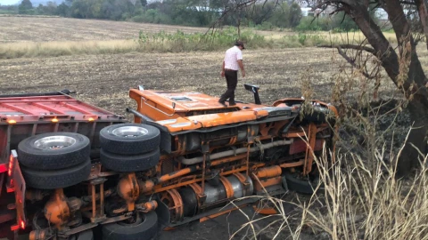 Tráiler se vuelca en Acámbaro.png