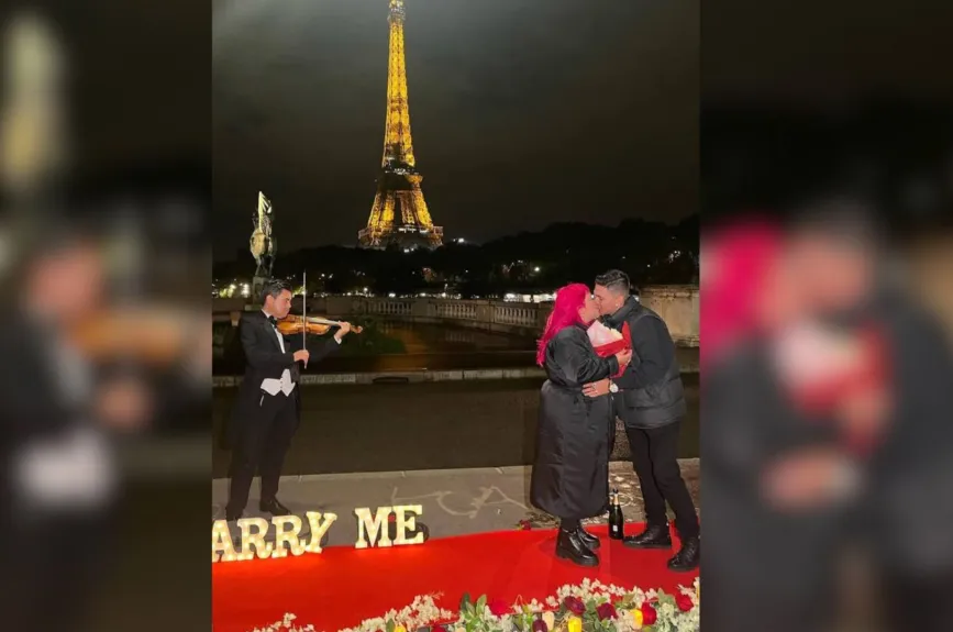 Frente a la Torre Eiffel, en medio de la noche, con música romántica y una decoración hermosa, Herly le dio el sí a su pareja.