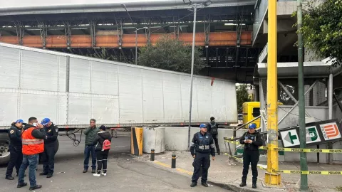 CDMX: Tráiler se atora debajo del Metro Flores Magón y afecta la circulación en avenida Oceanía