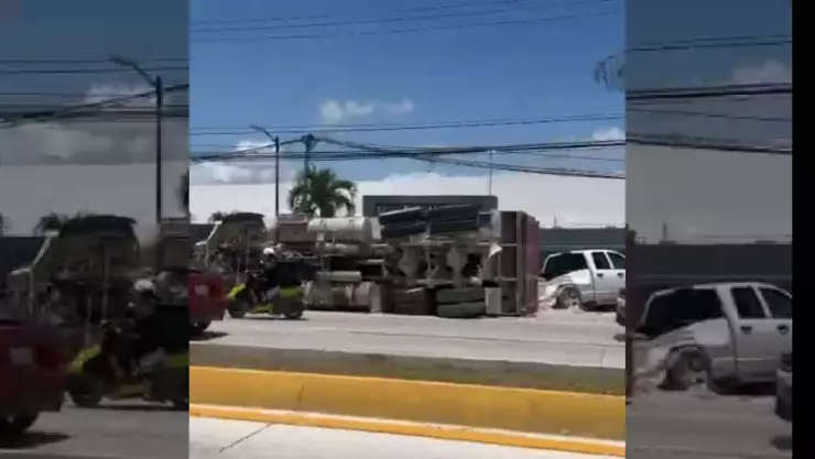 ¡Tráiler se vuelca tras chocar a un auto! FUERTE ACCIDENTE en boulevard Colosio.jpg