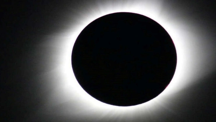 eclipse híbrido abril 2023.jpg