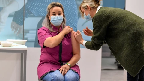 En la imagen avanza la vacunación en Holanda.