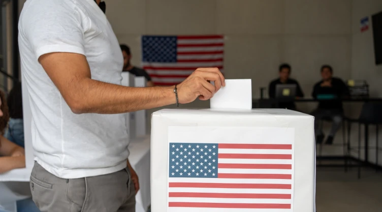 Un hombre vota en las urnas electorales.