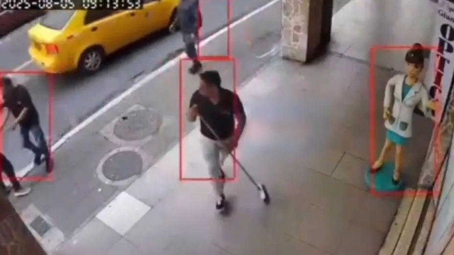 Delincuente armado persigue a hombre en el centro de Guayaquil