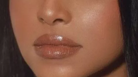 El maquillaje marrón suave hace que destaque aún más el brillo del iluminador