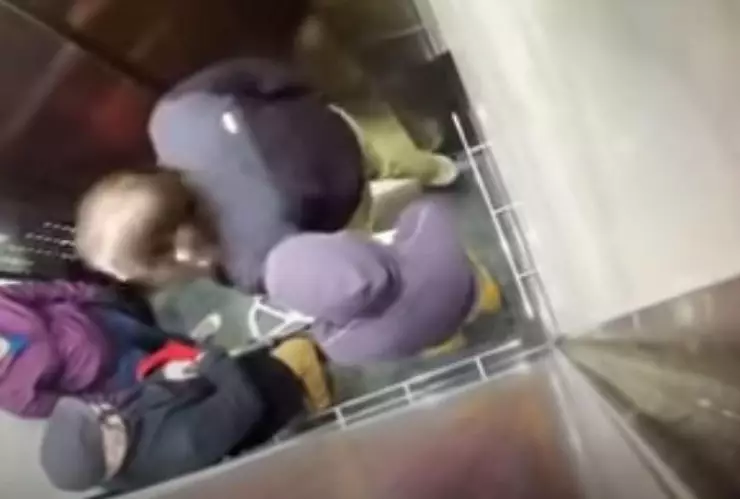 El abuelito azotó la cabeza del hombre en repetidas ocasiones contra el elevador