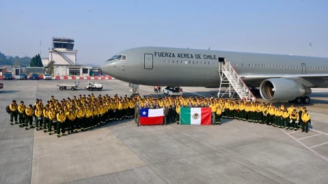 México envía 145 bomberos a Chile para combatir incendios forestales