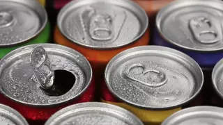 Latas de bebidas energizantes