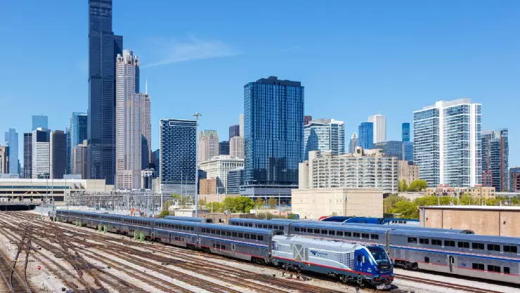 El tren ferroviario y de fondo la ciudad de Chicago en Illinois
