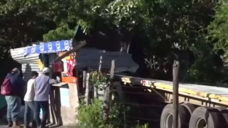 Camión se estrella en una casa y mata a un padre con su hija