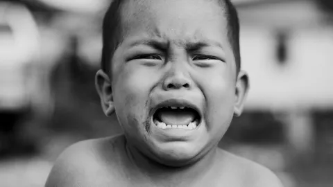 Niño sufre maltrato infantil en centro preescolar de León; maestra lo encierra con cadena en un aula| VIDEO