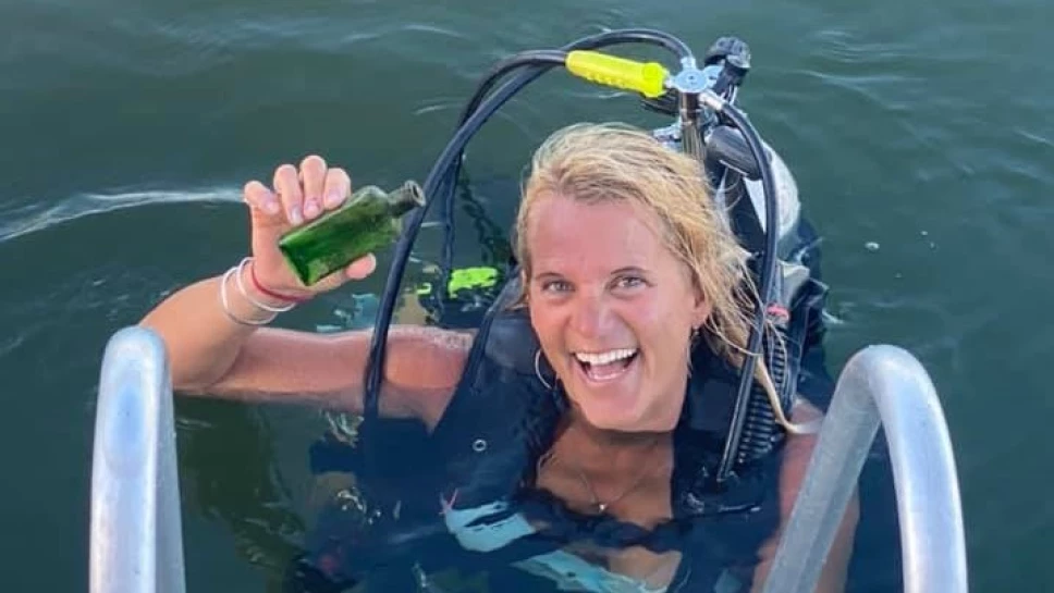 mujer encuentra una botella que resguardaba una carta.jpg