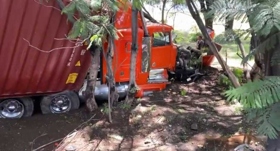 Tráiler sobre camellón en carretera a Chapala.