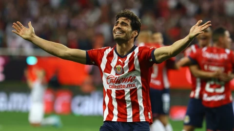 Pollo Briseño renovó contrato con Chivas hasta el 2026