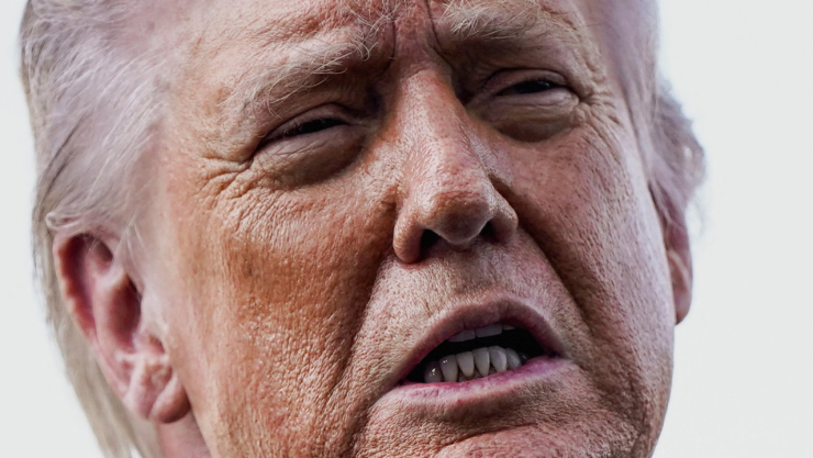 El presidente estadounidense Donald Trump habla con los medios de comunicación tras su llegada a Corpus Christi, Texas, EE. UU., el 27 de febrero de 2026 (Toma cercana)