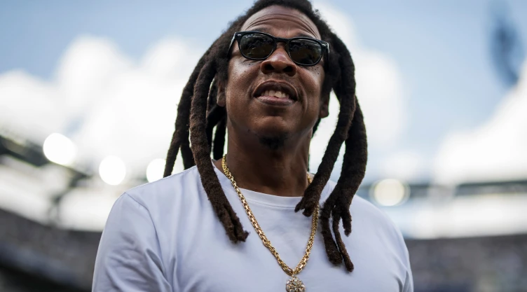 Jay-Z eligió uno de sus temas más emblemáticos para anunciar que encabezará el Super Bowl 2027 y te contamos qué significa la letra de su canción.