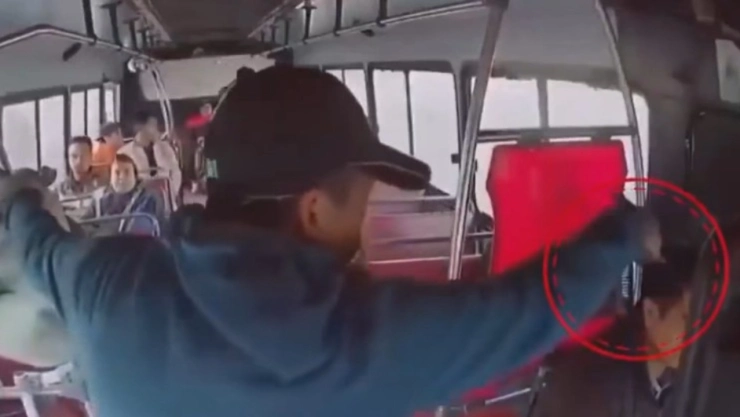 ¡Encañonan a chofer! Captan violento robo en autobús de ruta Mazame-Canoa, Puebla. En la imagen se observa cómo los ladrones realizan el asalto mientras someten al conductor del camión con un arma de fuego.