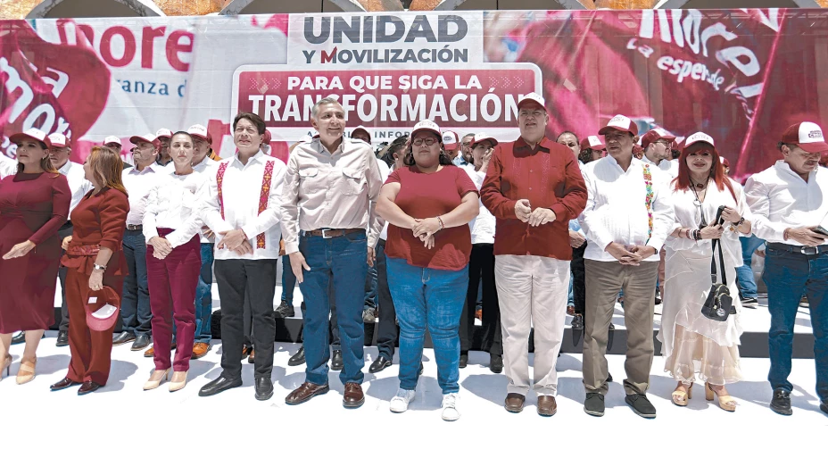 Plana mayor más representativa de Morena en la explanada del Teatro Morelos en Toluca.