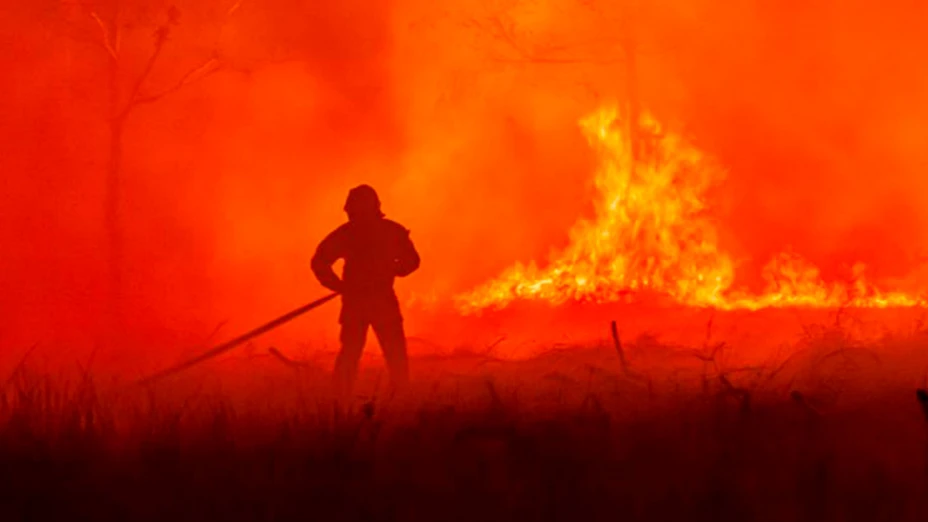 Bombero lucha contra las llamas de un incendio en Saumos, Francia.