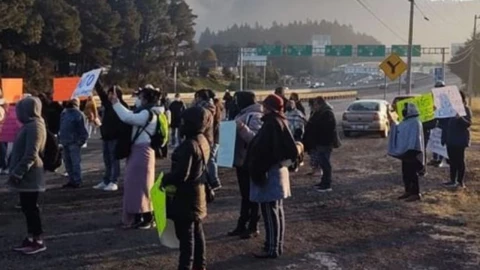 Decenas de personas bloquean carretera México-Toluca