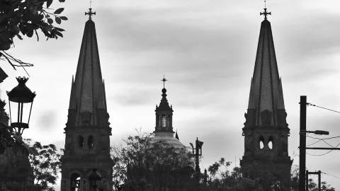¿A punto de colapso Cardenal pide reparaciones en la Catedral de Guadalajara