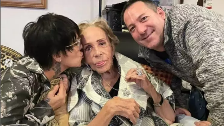 Silvia Pinal y sus hijos.