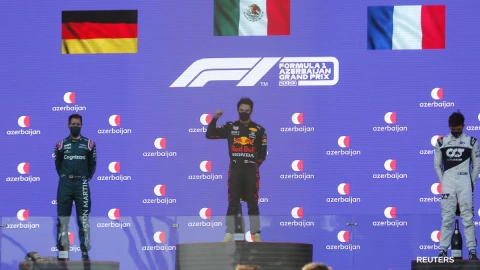 Checo P&eacute;rez celebra su triunfo en el GP de Azebaiy&aacute;n