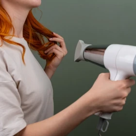 Cuando termines de secar el cabello en casa, aplica 30 segundos de aire frío con el secador