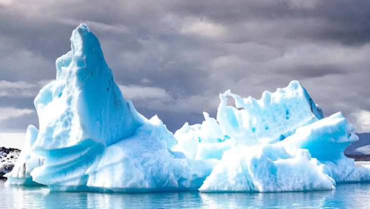 ¡IMPRESIONANTE! Captan el momento EXACTO en que un iceberg gira completamente; ahora se ve la parte inferior
