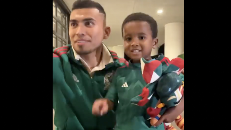 Orbelin Pineda con el ni&ntilde;o que quiere ser mexicano