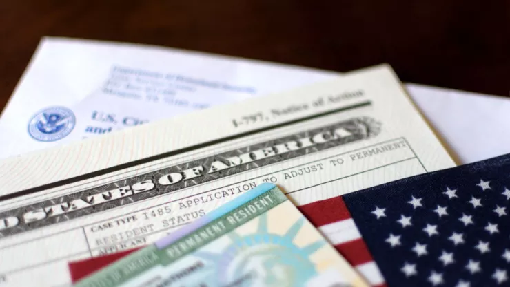 Una Green Card y otros documentos que entrega el USCIS