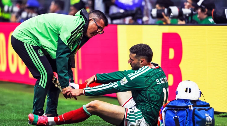 CONFIRMADO: Jugador de la Selección Mexicana es trasladado al hospital tras derrota ante Inglaterra