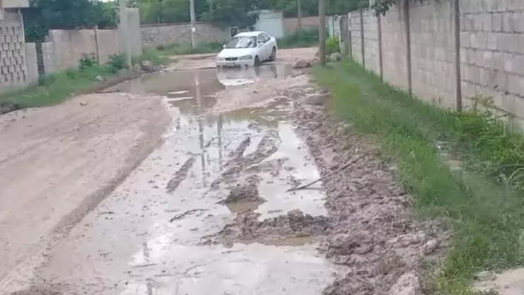 Calles en mal estado al sur de Mérida; algunos autos se han quedado VARADOS