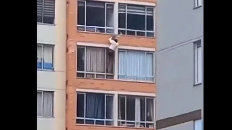 en Bogotá, mujer cae al vacío y pierde la vida