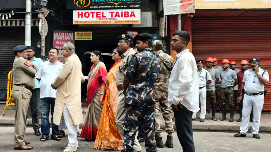 Policías cerca de un hotel que se incendió en Calcuta, India.