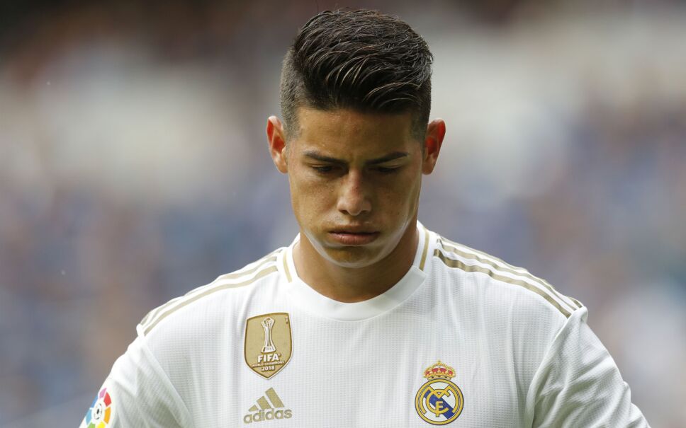 El colombiano James Rodríguez, del Real Madrid, se toma un respiro durante el partido de la Liga española ante Levante, en el estadio Santiago Bernabéu de Madrid. Imagen, AP.